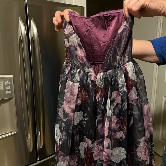 Beautiful never-worn dress for prom or a wedding. Purple flowered, strapless. - Picture 7 of 9